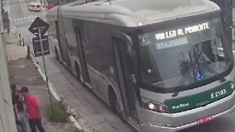 Vídeo: mulher é salva de estupro por motorista e passageiros de um ônibus
