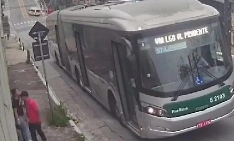 Vídeo: mulher é salva de estupro por motorista e passageiros de um ônibus