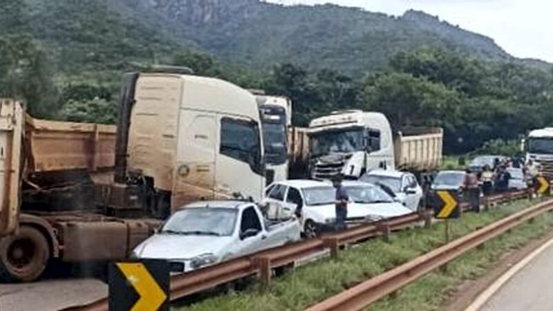 Vídeo: seis pessoas morrem em acidente entre oito carros e quatro carretas na BR 381