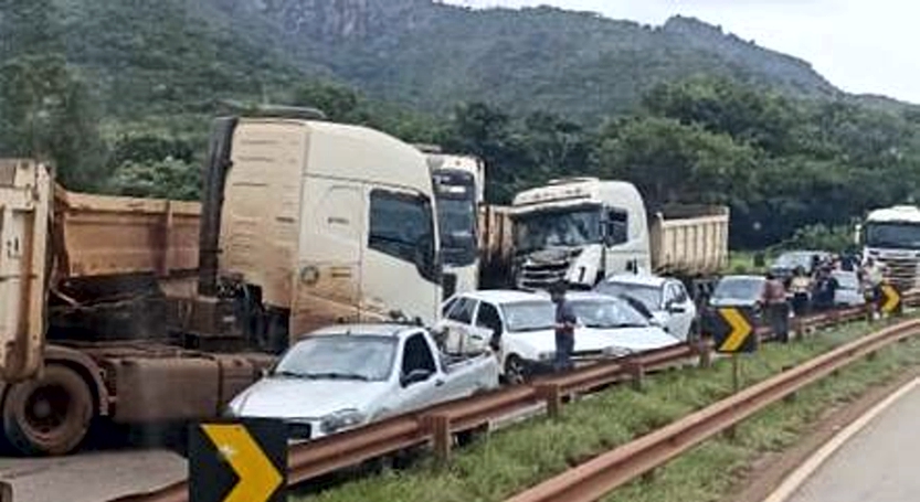 Vídeo: seis pessoas morrem em acidente entre oito carros e quatro carretas na BR 381