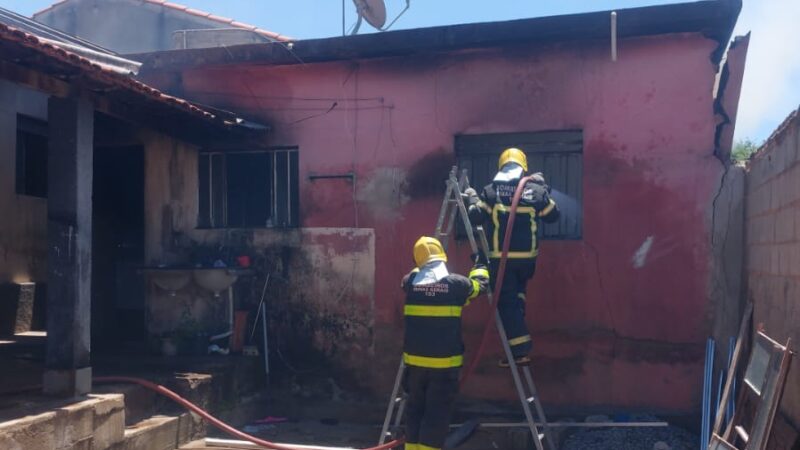 Imóvel pega fogo no bairro São Judas Tadeu, em Itaúna