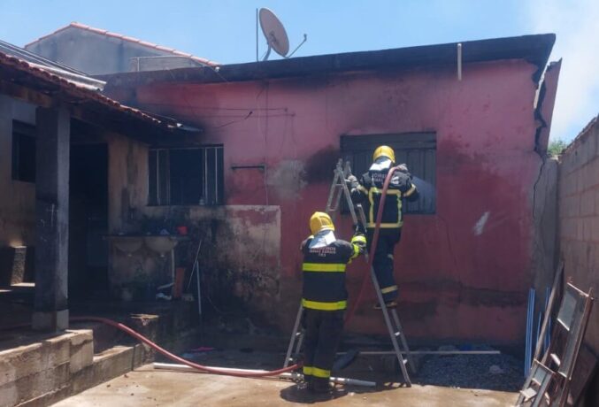 Imóvel pega fogo no bairro São Judas Tadeu, em Itaúna