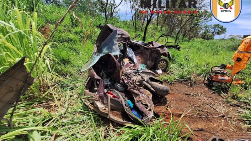 Duas pessoas morrem na manhã de hoje após o carro colidir com um caminhão de madeira