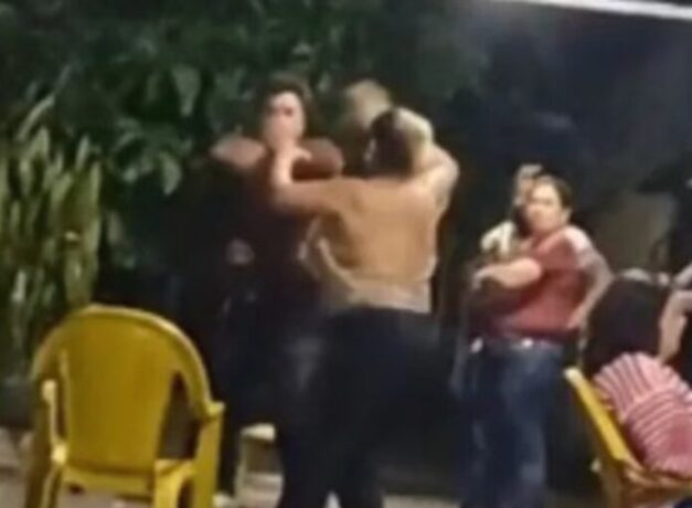 Vídeo: cantor sertanejo é gravado agredindo a própria mãe em um bar