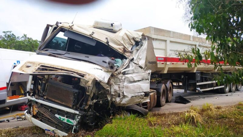 Itaunense morre em acidente envolvendo três caminhões na BR 262