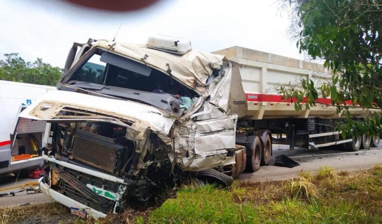 Itaunense morre em acidente envolvendo três caminhões na BR 262