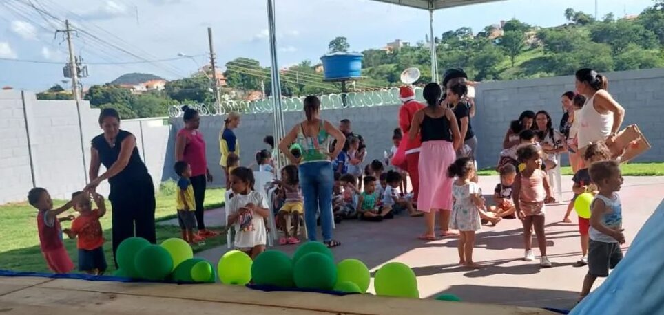 Vídeo: Itagalo leva alegria e presentes às crianças da creche do bairro Itaunense