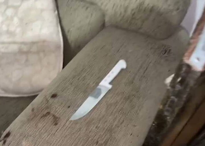 Pai desfere 10 facadas nas costas do filho autista, filma tudo e envia vídeo para a mulher