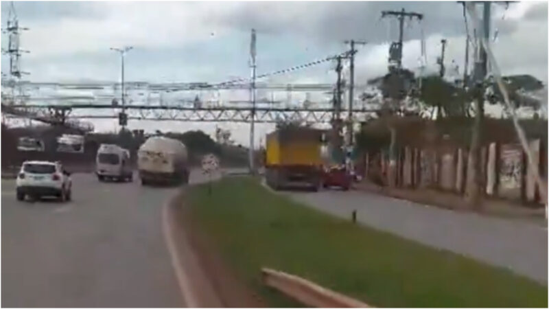 Vídeo: briga de trânsito termina em acidente com carreta no Anel Rodoviário, em BH