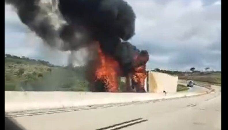 Vídeo: caminhão carregado com bebidas pega fogo depois de tombar na BR-381