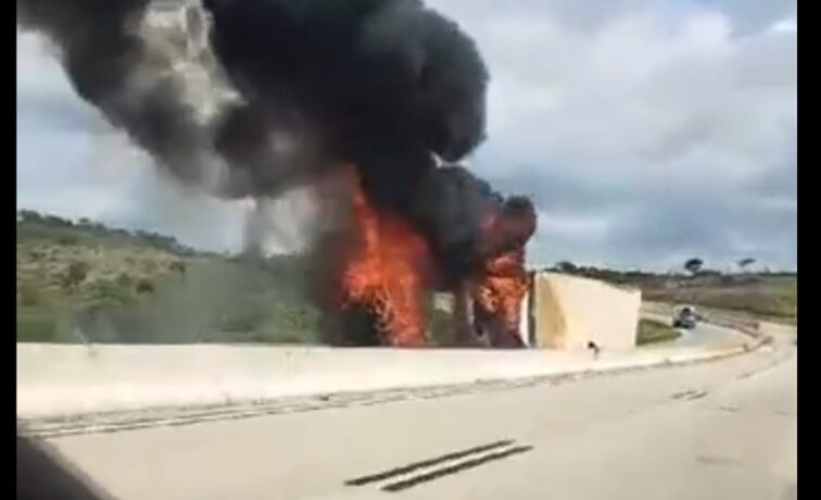 Vídeo: caminhão carregado com bebidas pega fogo depois de tombar na BR-381
