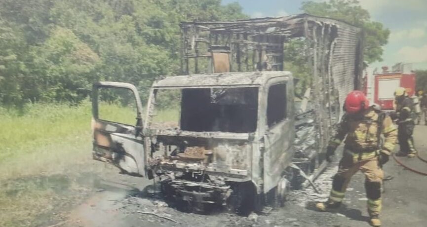 Caminhão-baú e toda carga ficam destruídos por incêndio na MG – 050
