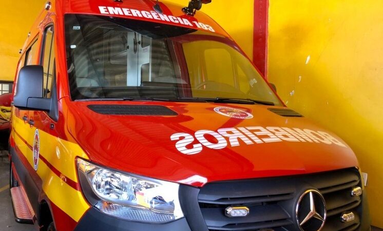 Motociclista sofre queda na MG 431, em Itaúna, e recebe atendimento do Corpo de Bombeiros