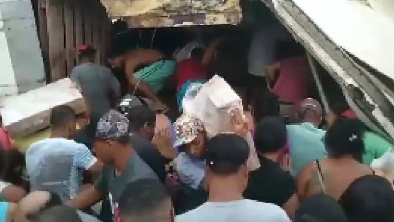Vídeo: povo furta frango e salsichas de carreta que tomba na BR-381 em Valadares