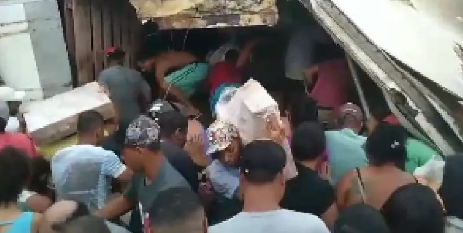 Vídeo: povo furta frango e salsichas de carreta que tomba na BR-381 em Valadares