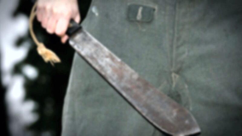 Armado com facão, homem faz mulher e filho de seis anos reféns em Divinópolis