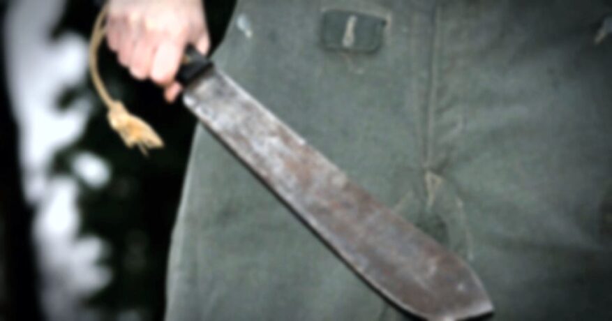 Armado com facão, homem faz mulher e filho de seis anos reféns em Divinópolis