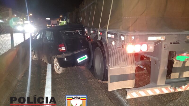 Carreta “fecha” carro em ultrapassagem na MG 050 e motorista de carro fica ferido em Itaúna