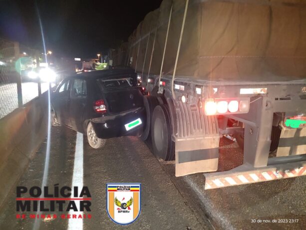 Carreta “fecha” carro em ultrapassagem na MG 050 e motorista de carro fica ferido em Itaúna