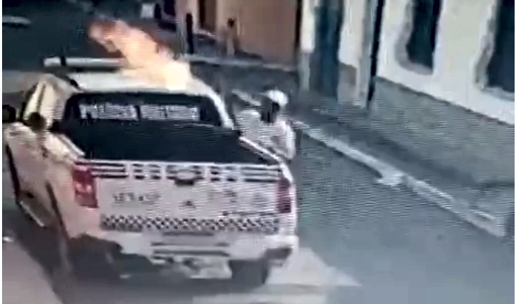 Vídeo: homem incendeia uma viatura de polícia porque foi abordado pelos militares