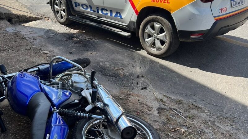 Com placa levantada e exibindo arma de fogo dupla tenta fugir de moto da PM