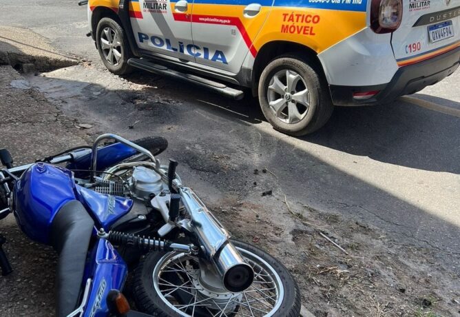 Com placa levantada e exibindo arma de fogo dupla tenta fugir de moto da PM