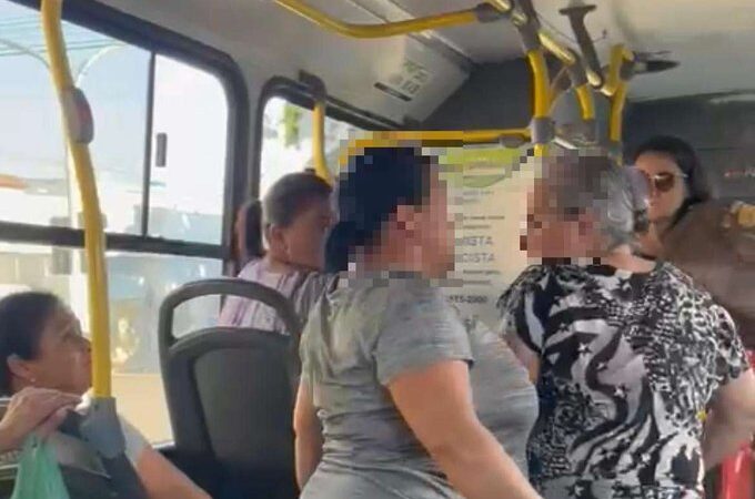 Vídeo: mulheres brigam em coletivo por causa de lugar que estava sendo ocupado com sombrinha