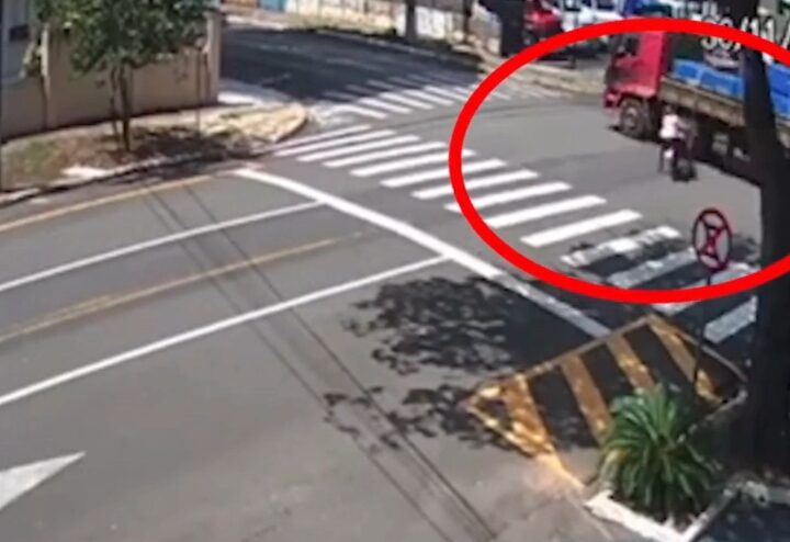 VÍDEO: Mulher bate motocicleta em caminhão e quase é esmagada pelas rodas