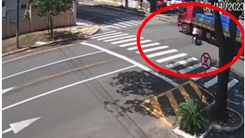 VÍDEO: Mulher bate motocicleta em caminhão e quase é esmagada pelas rodas