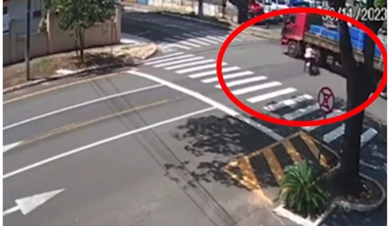 VÍDEO: Mulher bate motocicleta em caminhão e quase é esmagada pelas rodas