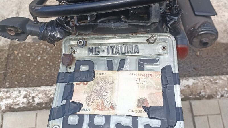 Suspeito de tráfico circula com motocicleta com nota de R$50, encobrindo a placa