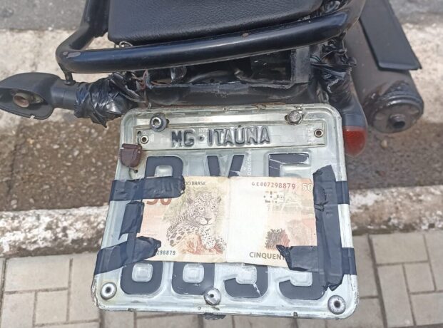 Suspeito de tráfico circula com motocicleta com nota de R$50, encobrindo a placa