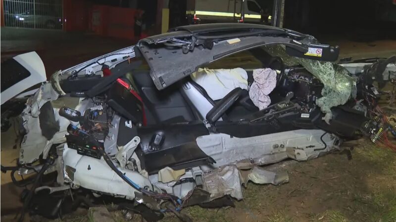 Correndo a 250 km por hora, Porche capota, bate em árvore e mata passageiro