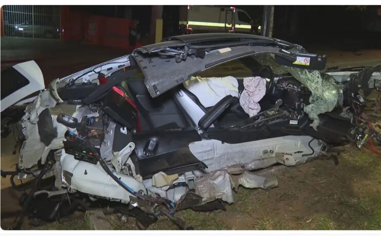 Correndo a 250 km por hora, Porche capota, bate em árvore e mata passageiro