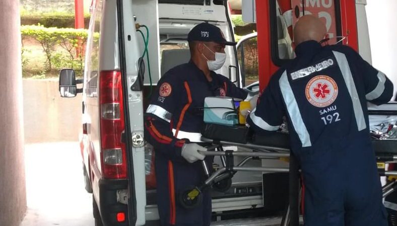 Vítima de acidente entre ônibus e moto no “Jadir Marinho” foi atendido na Sala Vermelha do HMG