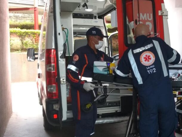 Vítima de acidente entre ônibus e moto no “Jadir Marinho” foi atendido na Sala Vermelha do HMG
