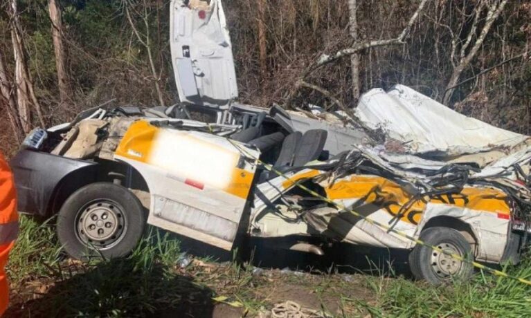 Acidente entre caminhão e van escolar deixa pelo menos dois mortos e oito feridos em Minas