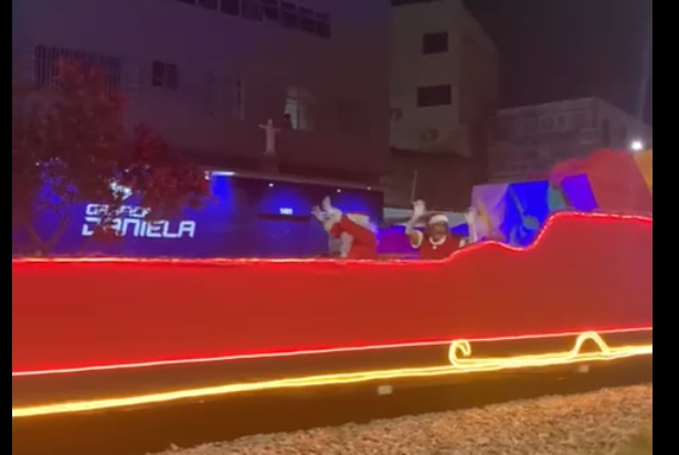 Vídeo: Papai Noel vem a Itaúna em locomotiva decorada e iluminada da VLI