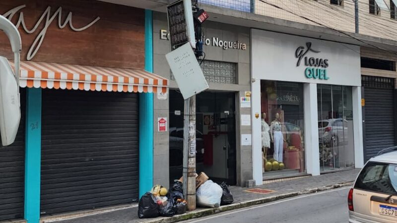 Vídeo: moradores da rua Melo Viana reclamam de tampa de quadro de telefonia dependurado