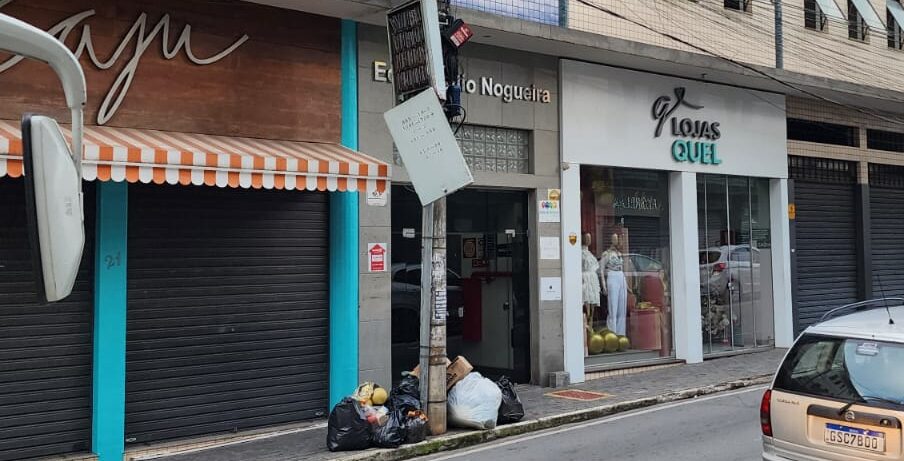 Vídeo: moradores da rua Melo Viana reclamam de tampa de quadro de telefonia dependurado