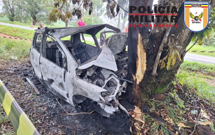 Jovem de 18 anos morre carbonizado depois de colisão com uma árvore na MG 050, em Pimenta