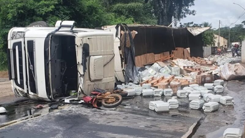 Vídeo: caminhão carregado perde os freios, tomba e arrasta outro caminhão, carro e moto