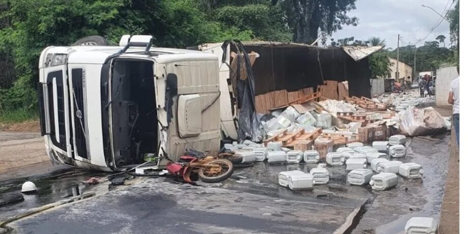 Vídeo: caminhão carregado perde os freios, tomba e arrasta outro caminhão, carro e moto