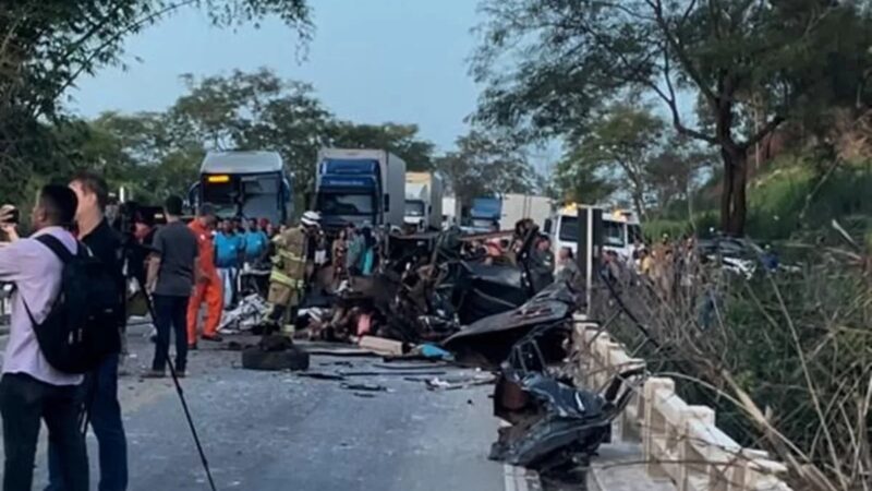 Vídeo: ônibus cai de ponte após acidente com carro e provoca seis mortes em MG