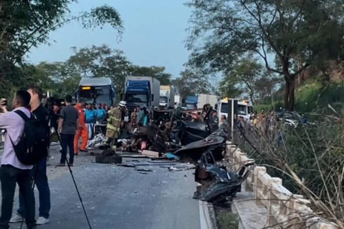 Vídeo: ônibus cai de ponte após acidente com carro e provoca seis mortes em MG