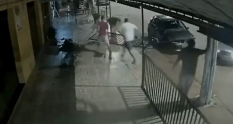 Vídeo mostra várias tentativas de um motorista de atropelar casal depois de briga em um bar