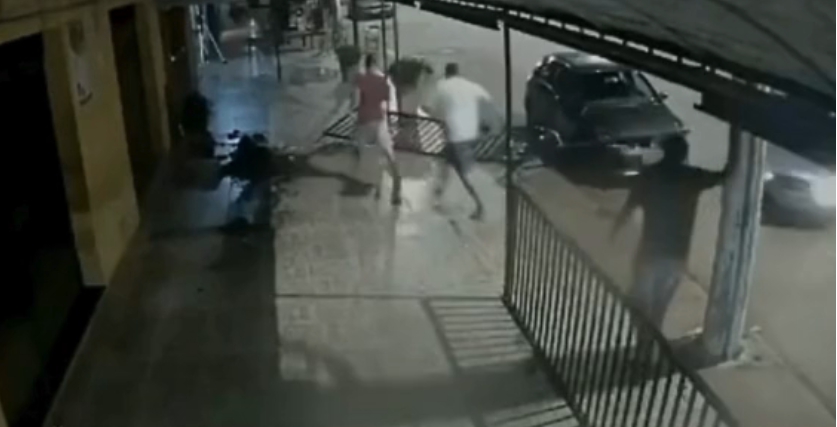 Vídeo mostra várias tentativas de um motorista de atropelar casal depois de briga em um bar