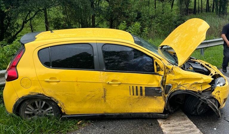 Colisão entre carros em São Sebastião do Oeste deixa três pessoas feridas