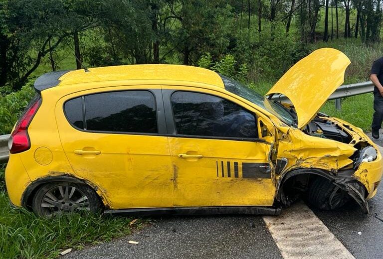 Colisão entre carros em São Sebastião do Oeste deixa três pessoas feridas