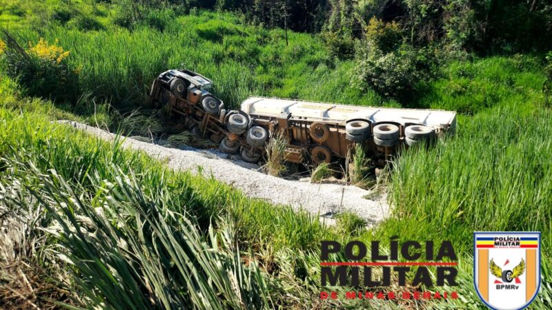 Caminhoneiro perde controle do veículo e cai dentro de um abismo em Arcos